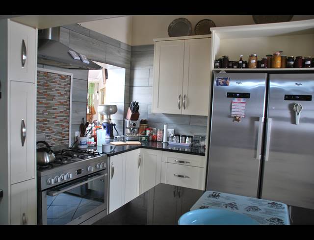 3 BEDROOM TOWNHOUSE FOR SALE IN BOT RIVER